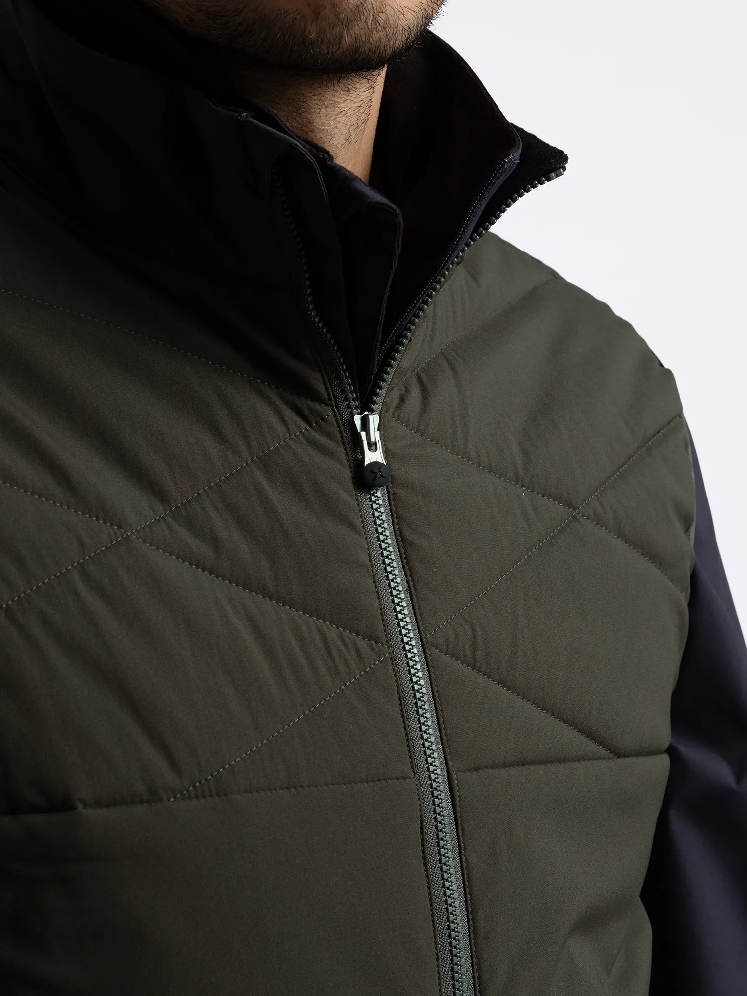 Cross_Sportswear_CREEK_WIND_VEST_11606327-693_Dark_Pine_close