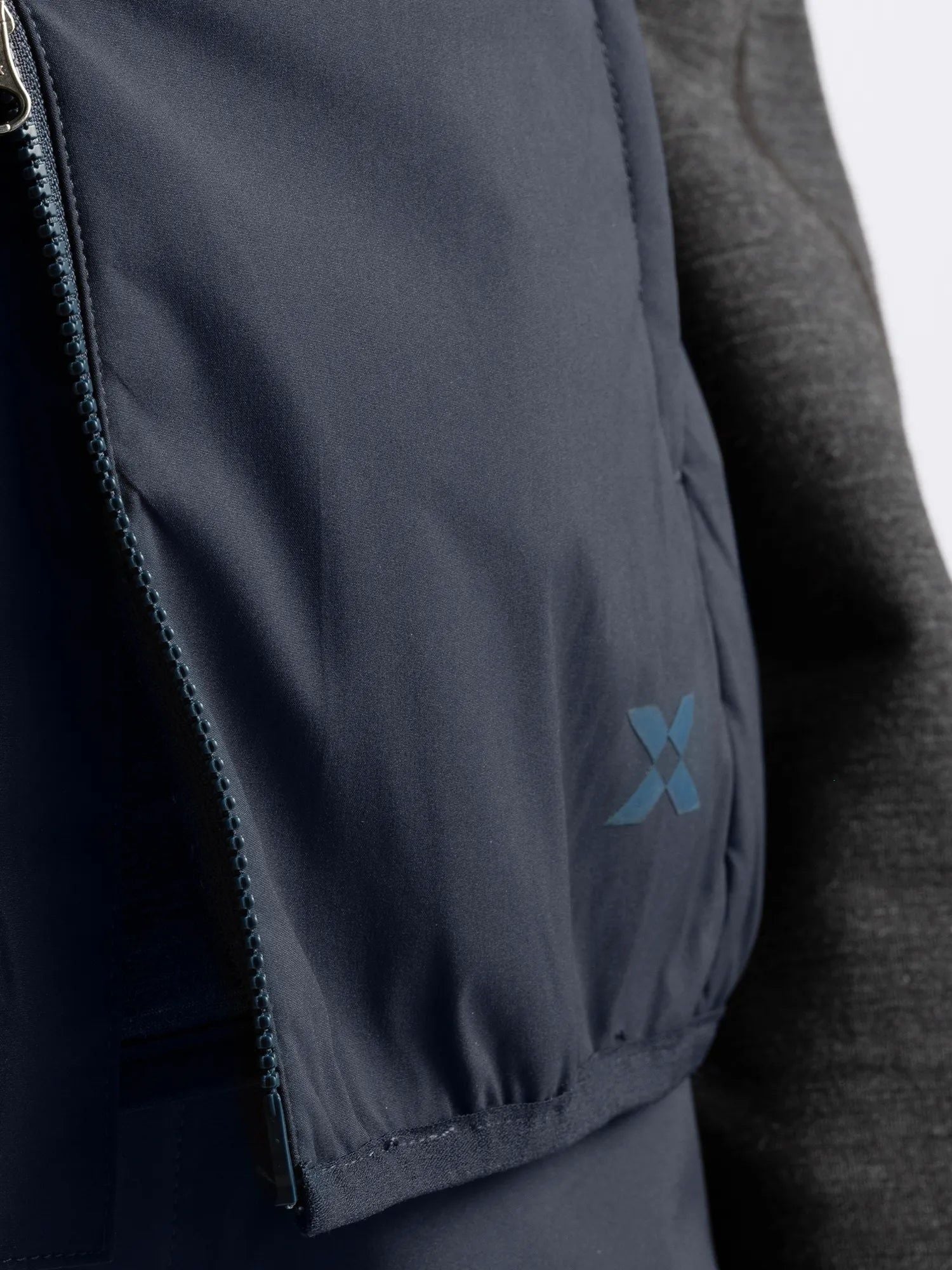 Cross_Sportswear_W_CREEK_WIND_VEST_21607327-498_Navy_logo