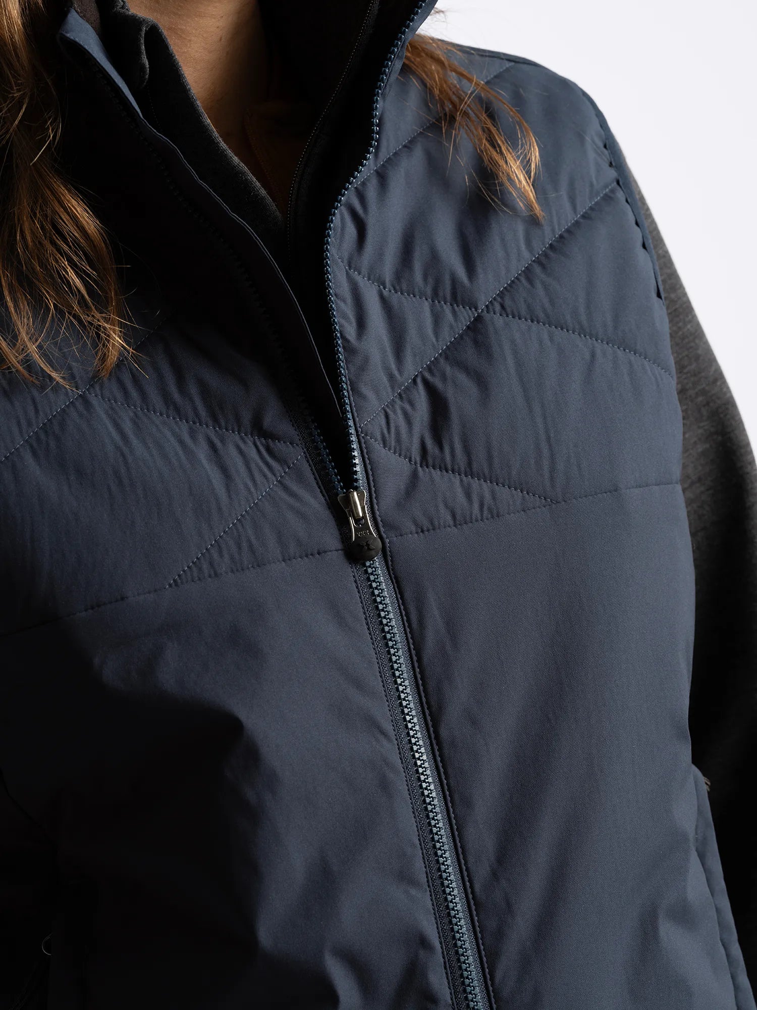Cross_Sportswear_W_CREEK_WIND_VEST_21607327-498_Navy_close