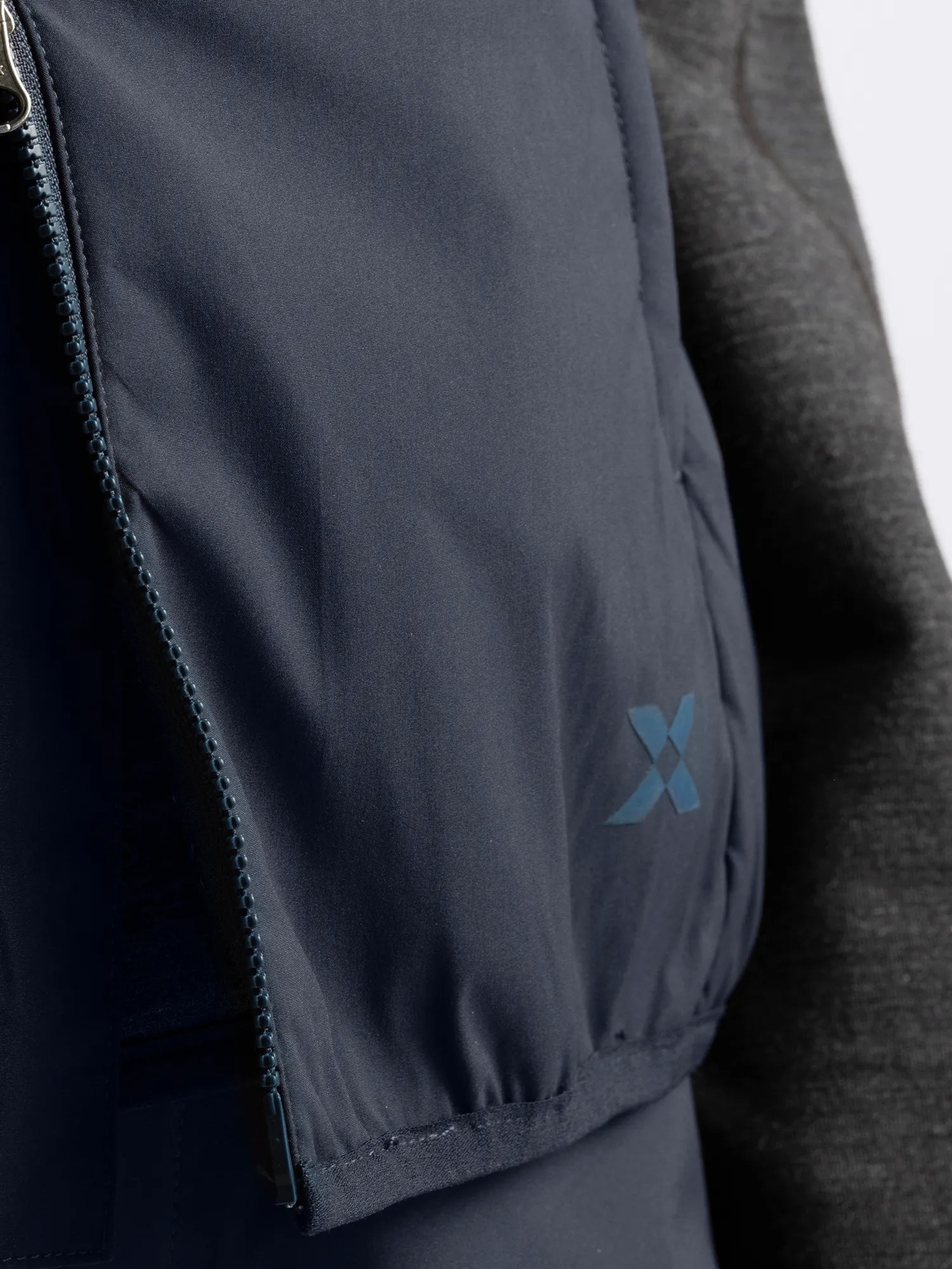 Cross_Sportswear_W_CREEK_WIND_VEST_21607327-498_Navy_logo