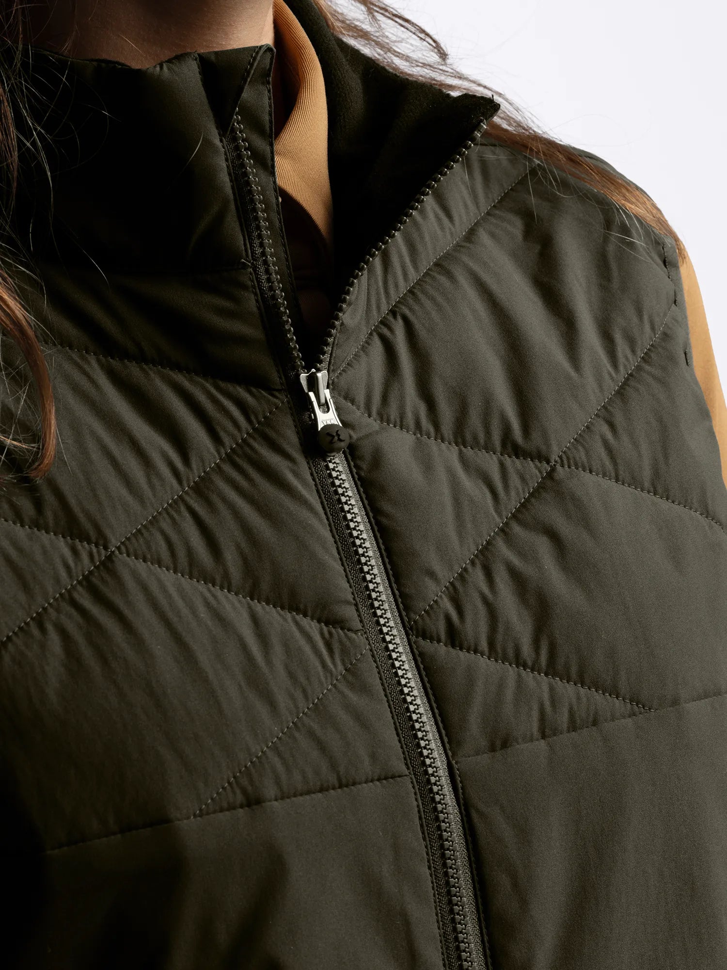 Cross_Sportswear_W_CREEK_WIND_VEST_21607327-693_Dark_BLANK_Pine_close